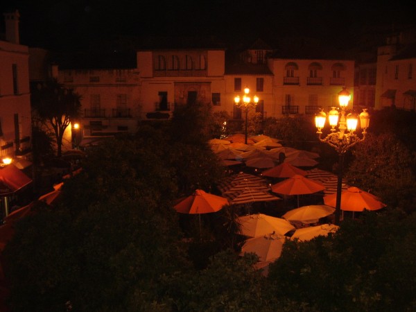 La plaza de los naranjos en la noche
